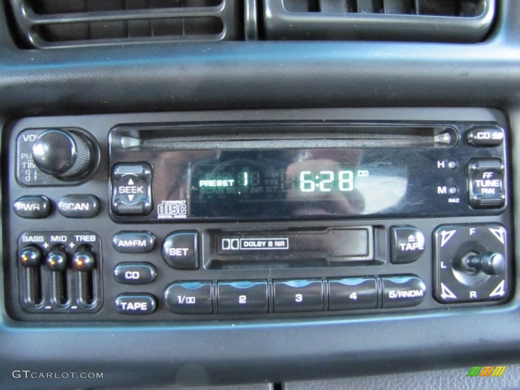 2001 Dodge Ram 2500 SLT Quad Cab Audio System Photo #70769408