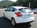 Oxford White - Focus SE Hatchback Photo No. 6