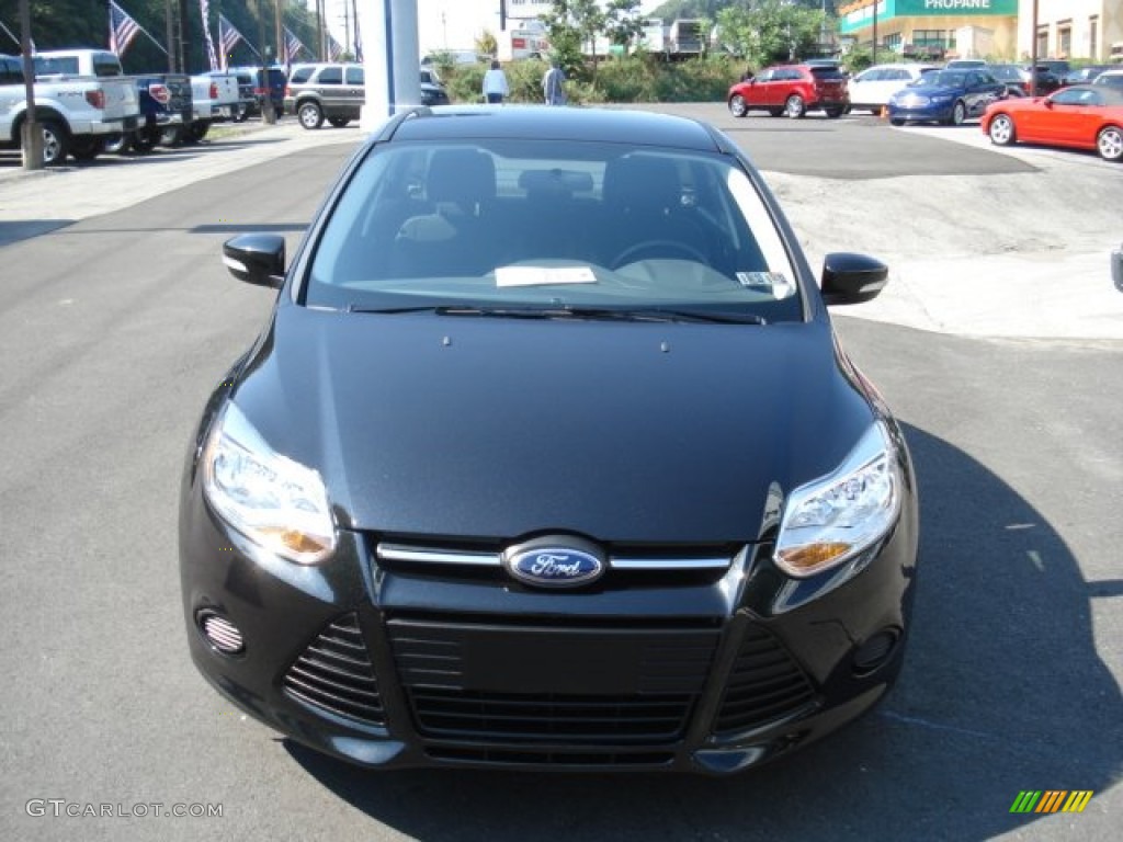 2013 Focus SE Sedan - Tuxedo Black / Charcoal Black photo #3