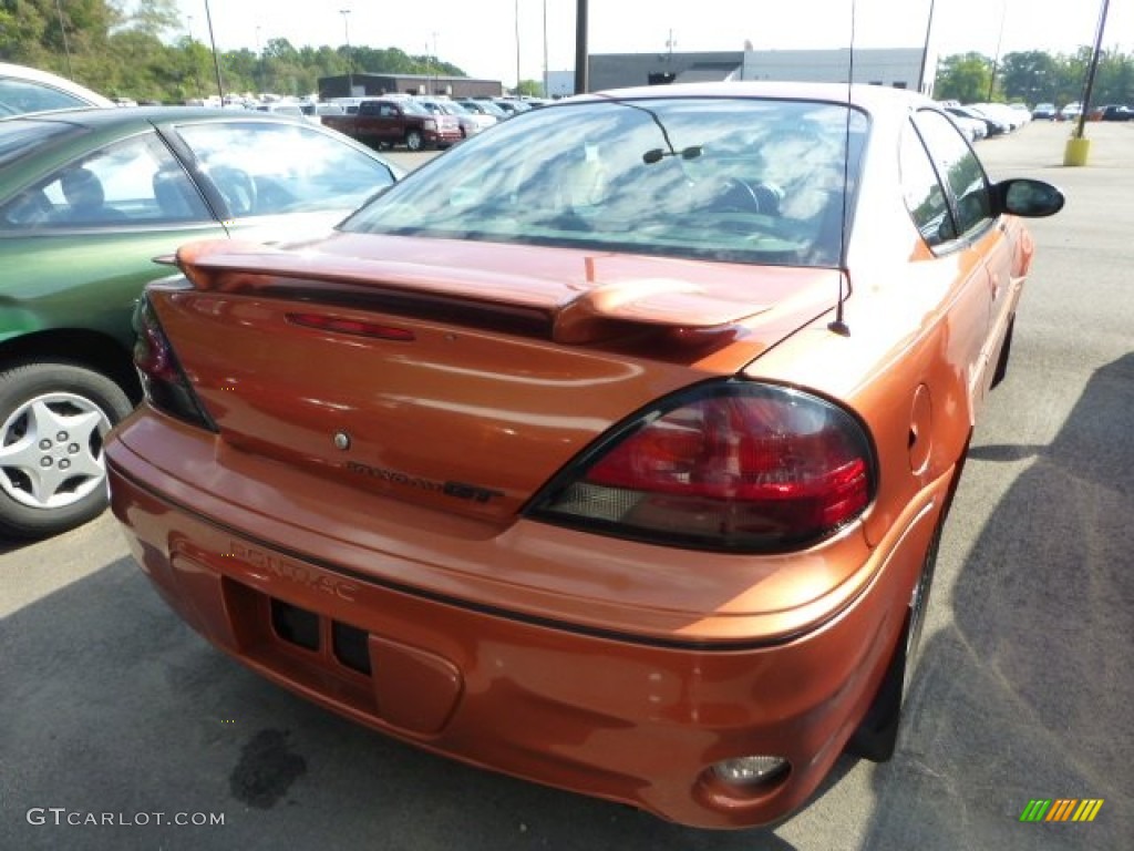 2004 Grand Am GT Sedan - Fusion Orange Metallic / Dark Pewter photo #2