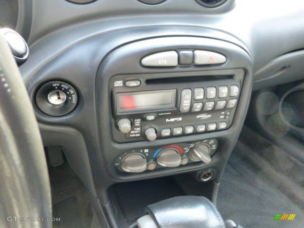 2004 Pontiac Grand Am GT Sedan Controls Photo #70771154
