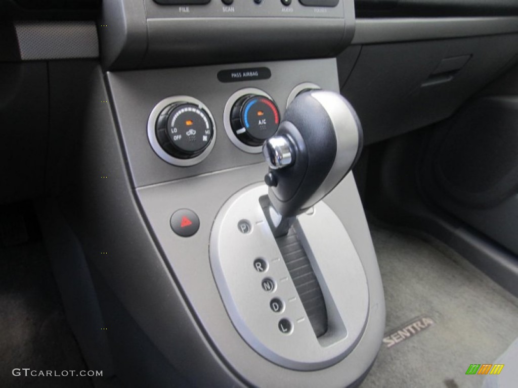 2009 Nissan Sentra 2.0 SR Transmission Photos