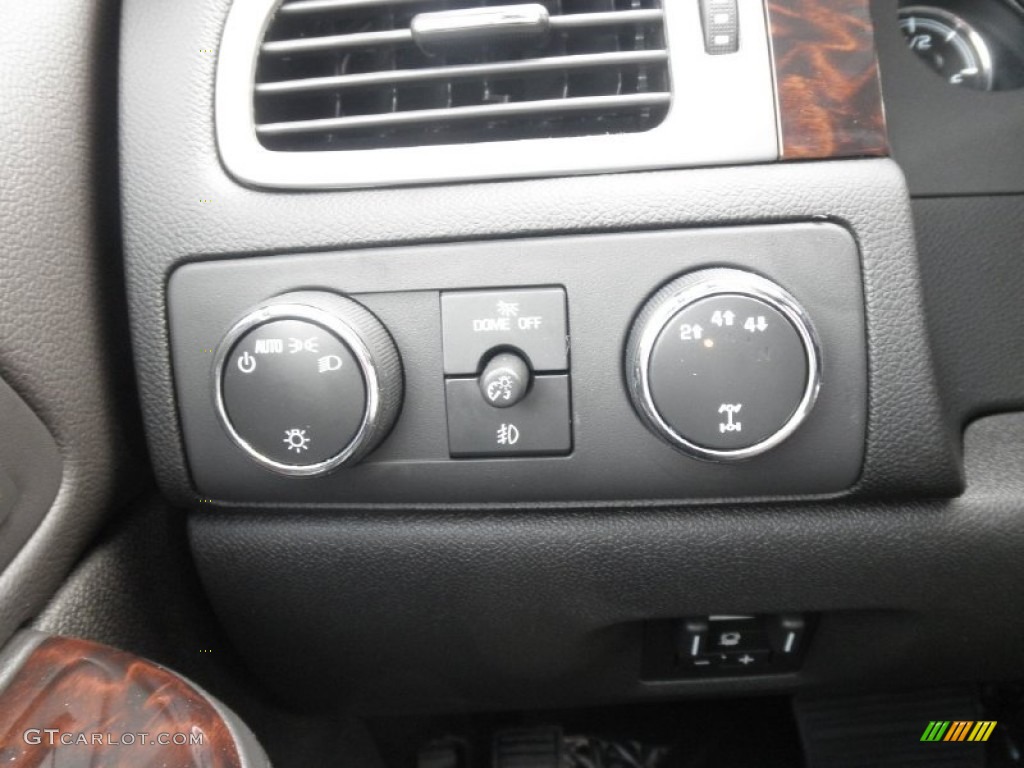 2013 GMC Sierra 3500HD Denali Crew Cab 4x4 Controls Photo #70775780
