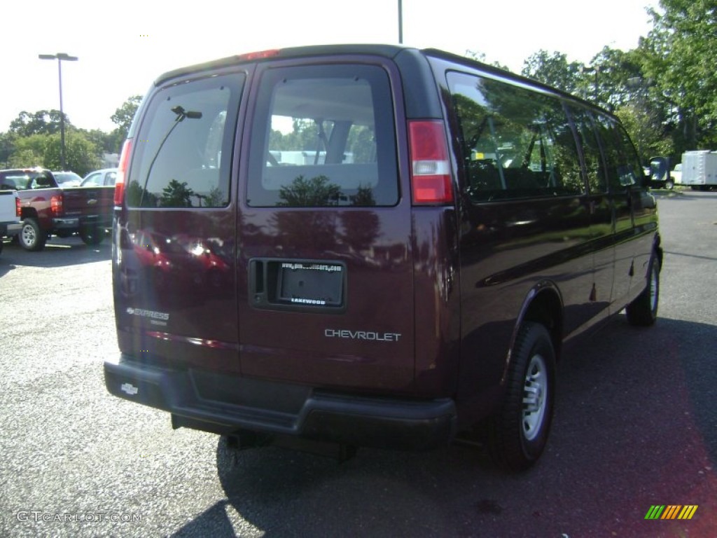 2005 Express 3500 15 Passenger Van - Berry Red Metallic / Neutral photo #4