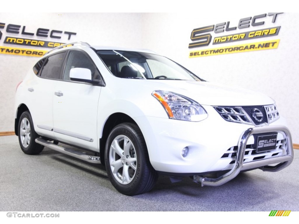 2011 Rogue SV AWD - Pearl White / Black photo #3