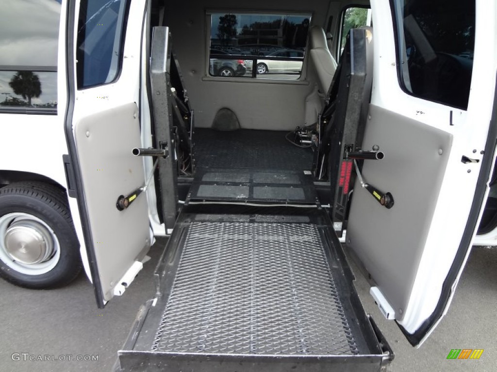 Medium Graphite Interior 2001 Ford E Series Van E250 Wheelchair Access Photo #70826805