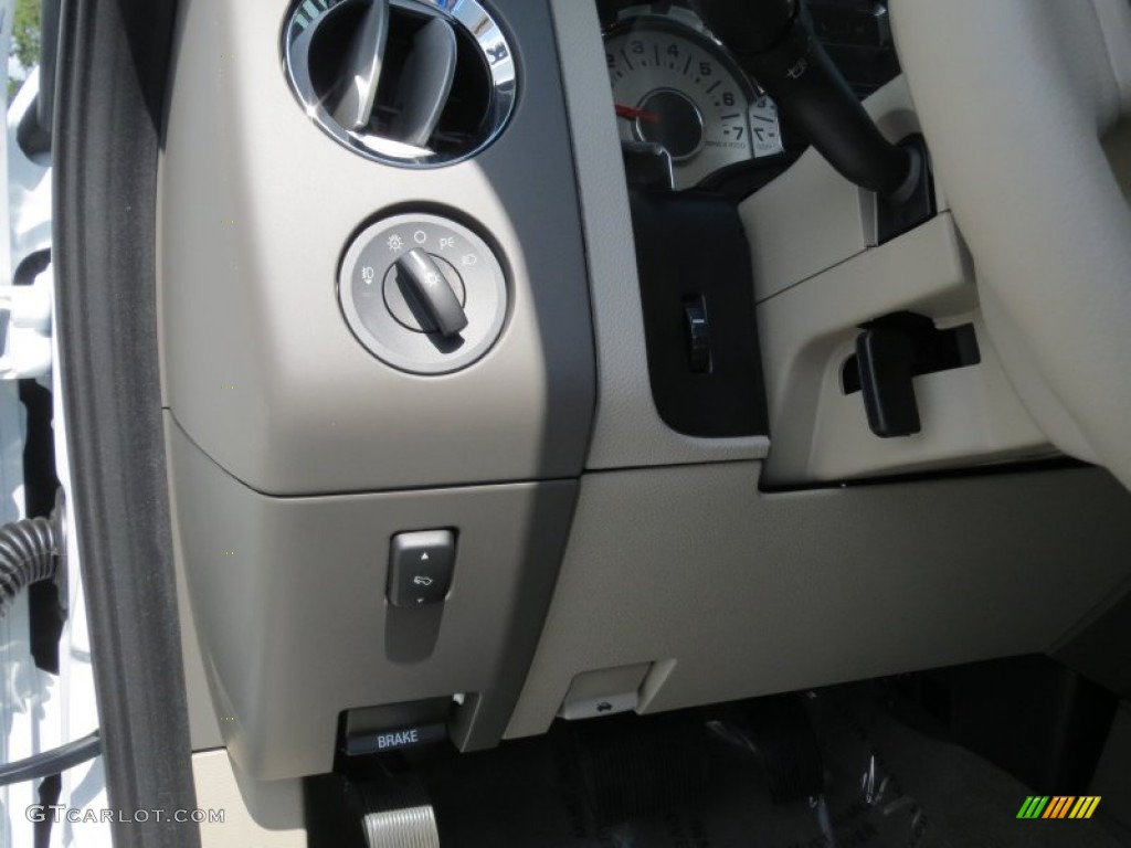 2013 Ford Expedition XLT Controls Photo #70880113
