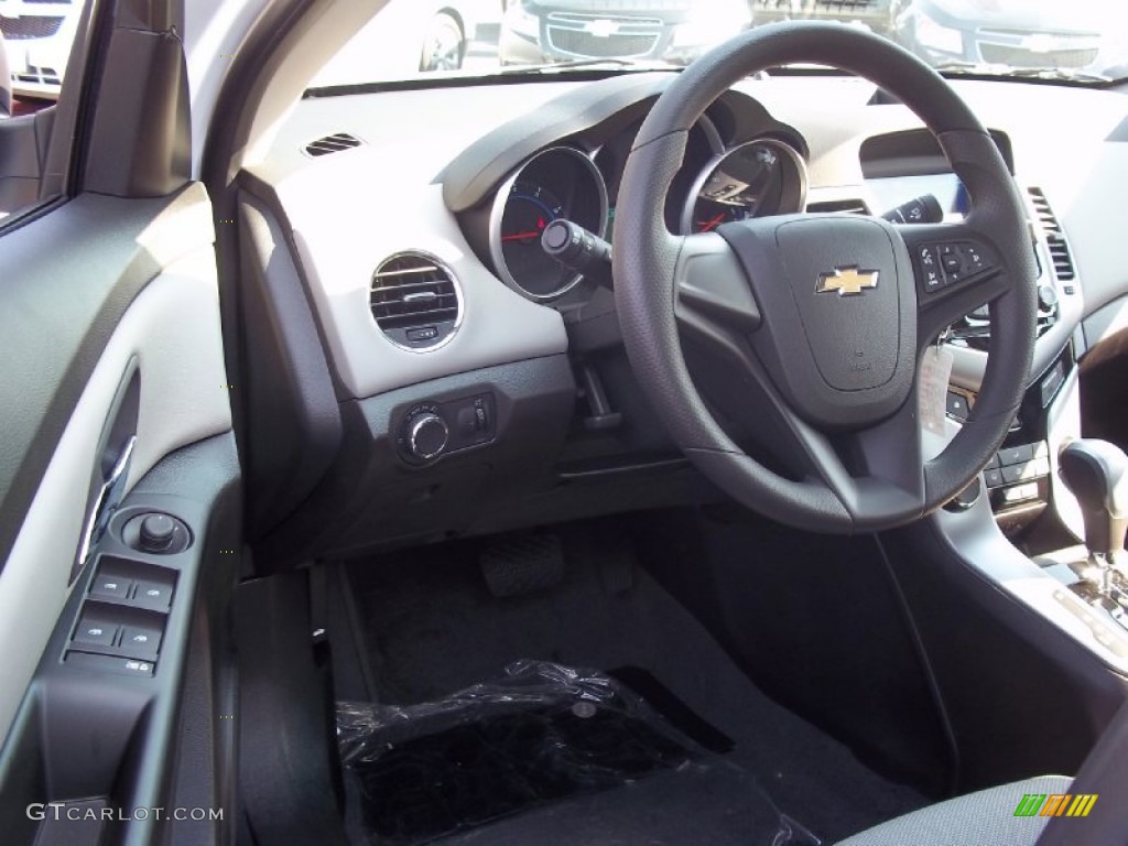 2013 Cruze LS - Summit White / Jet Black/Medium Titanium photo #7