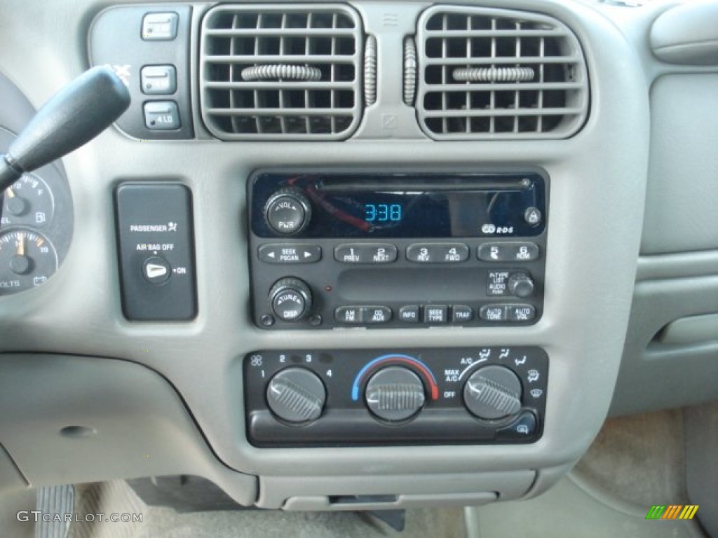 2002 GMC Sonoma SLS Extended Cab 4x4 Controls Photo #70885396