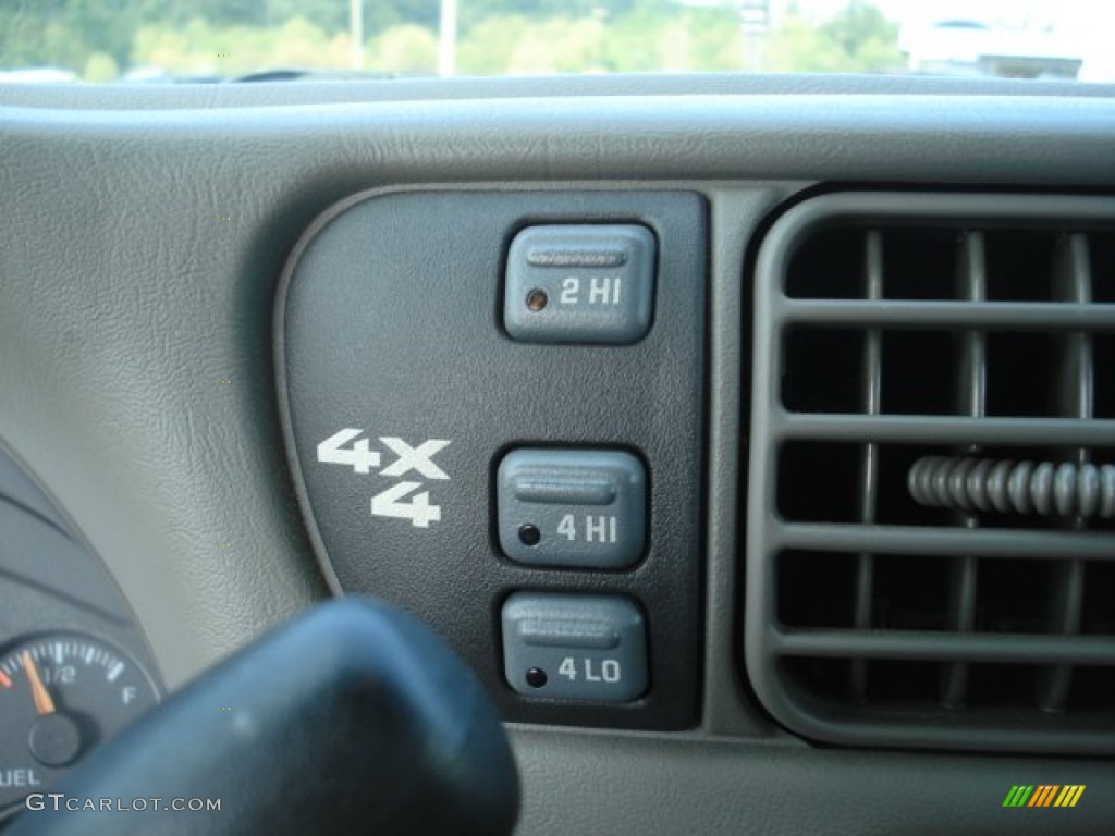 2002 GMC Sonoma SLS Extended Cab 4x4 Controls Photo #70885411