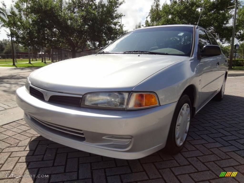 2000 Mirage DE Sedan - Munich Silver Metallic / Gray photo #2