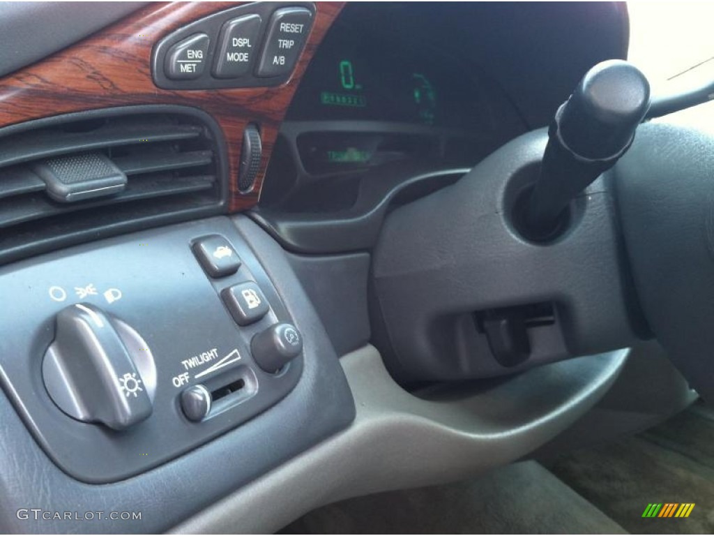 2000 Cadillac DeVille Sedan Controls Photo #70905420