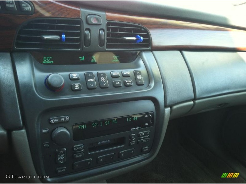 2000 Cadillac DeVille Sedan Controls Photo #70905442