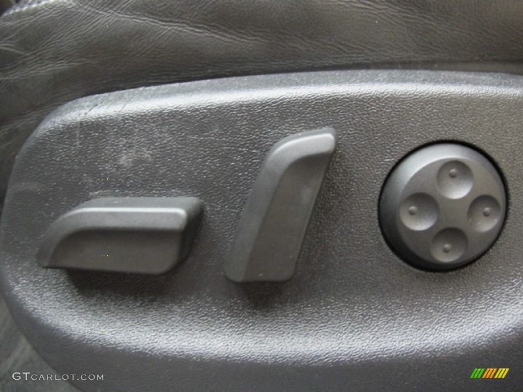 2007 Audi S6 5.2 quattro Sedan Controls Photo #70912339