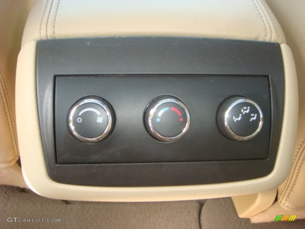 2008 Saturn Outlook XR Controls Photo #70928572