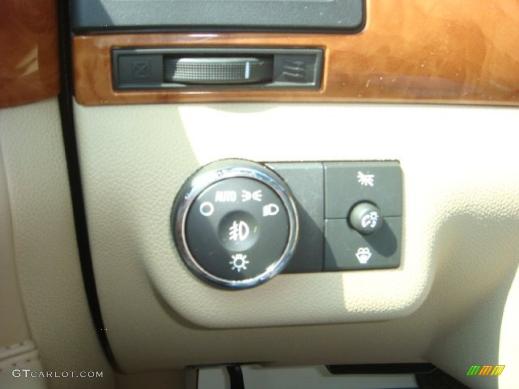 2008 Saturn Outlook XR Controls Photo #70928632