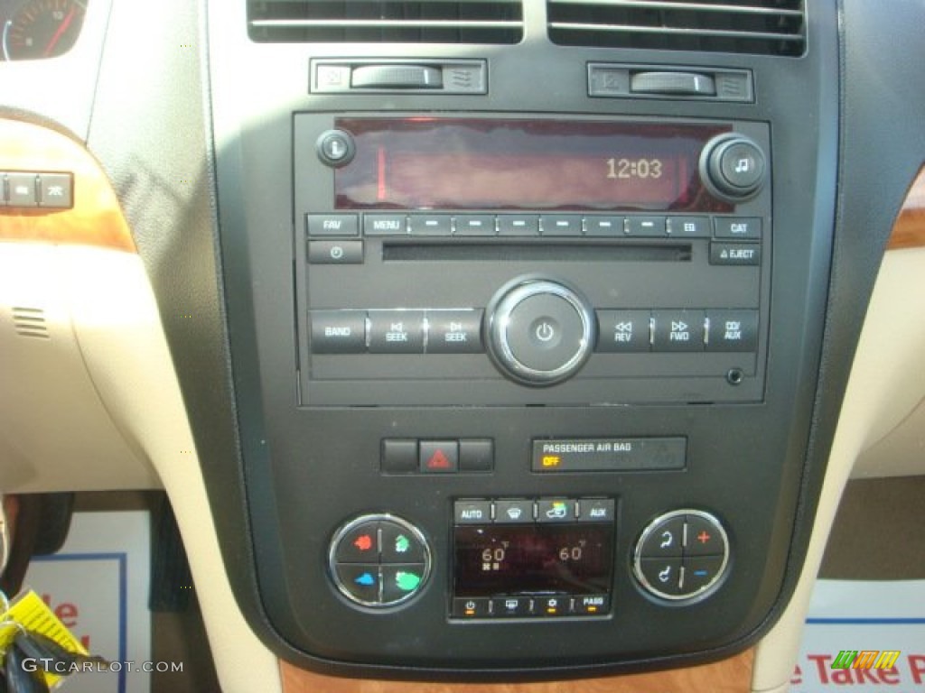 2008 Saturn Outlook XR Controls Photo #70928650