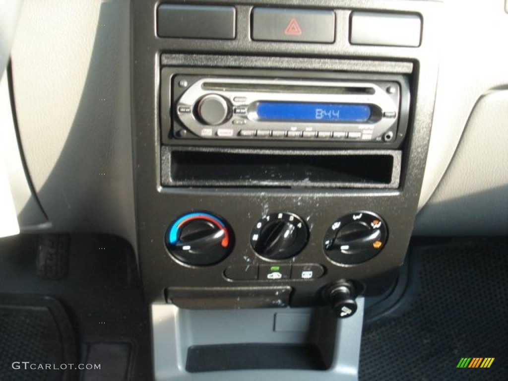 2005 Rio Sedan - Polar White / Gray photo #10