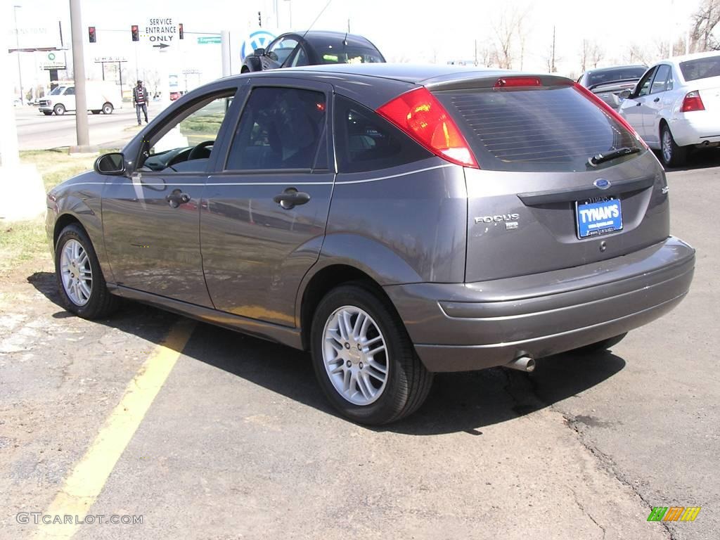 2006 Focus ZX5 SE Hatchback - Liquid Grey Metallic / Dark Flint/Light Flint photo #2