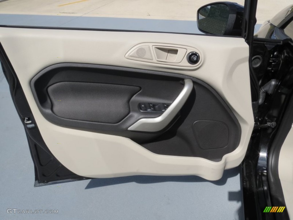 2013 Ford Fiesta SE Hatchback Charcoal Black/Light Stone Door Panel Photo #70947763