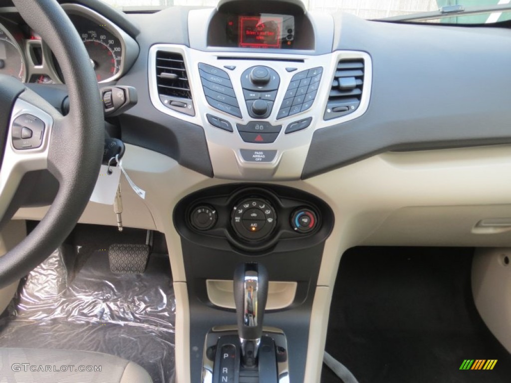 2013 Ford Fiesta SE Hatchback Controls Photo #70947808