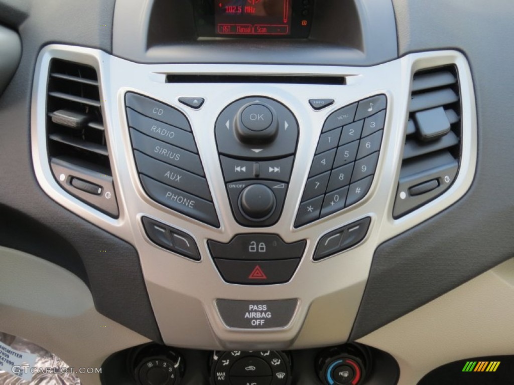 2013 Ford Fiesta SE Hatchback Controls Photo #70947820
