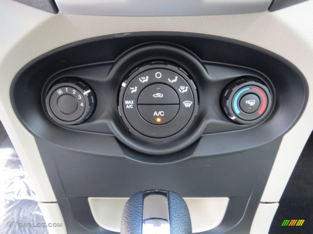 2013 Ford Fiesta SE Hatchback Controls Photo #70947829