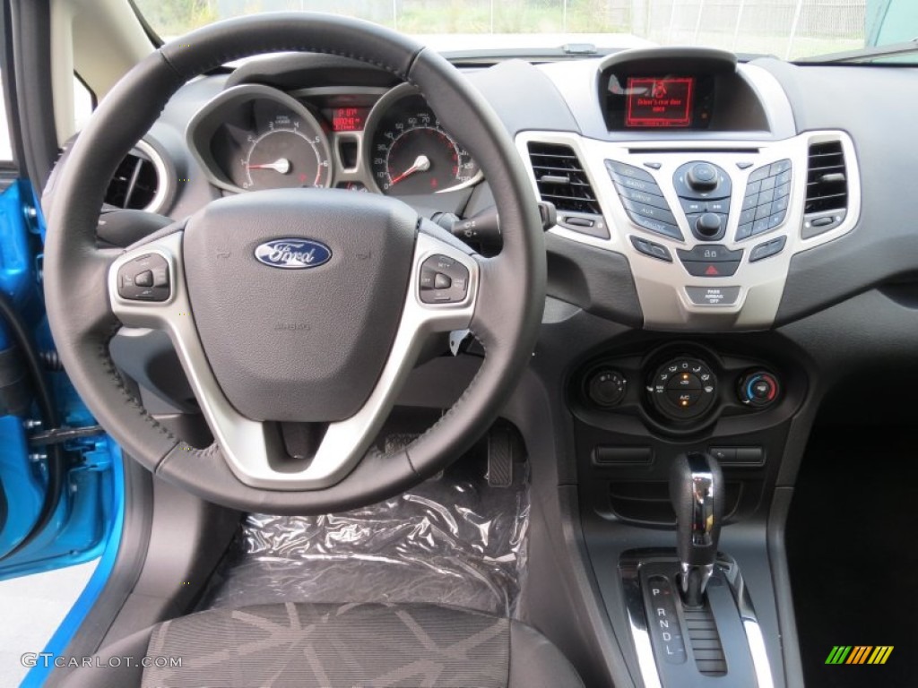 2013 Ford Fiesta SE Hatchback Charcoal Black Dashboard Photo #70948069
