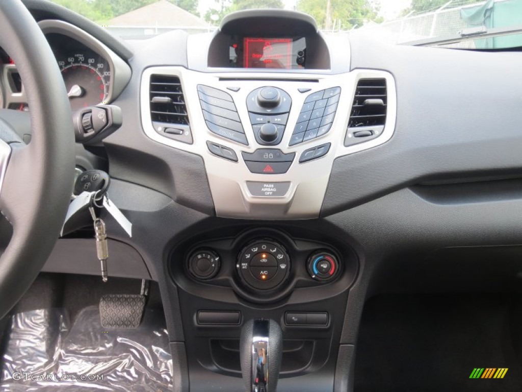 2013 Ford Fiesta SE Hatchback Controls Photo #70948078