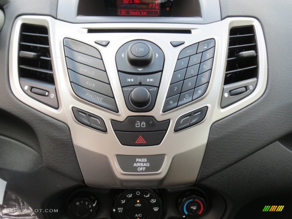 2013 Ford Fiesta SE Hatchback Controls Photo #70948087
