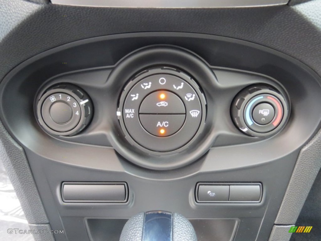 2013 Ford Fiesta SE Hatchback Controls Photo #70948098