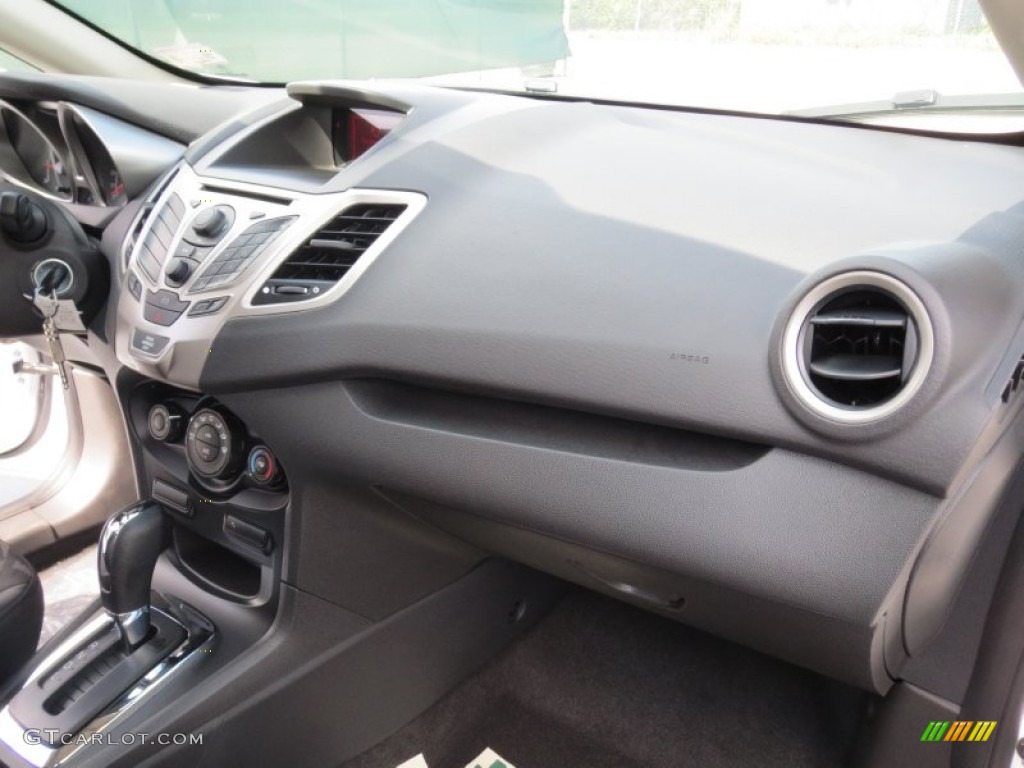 2013 Fiesta SE Sedan - Oxford White / Charcoal Black photo #17