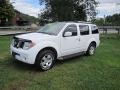 2005 Avalanche White Nissan Pathfinder SE 4x4  photo #1