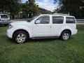 2005 Avalanche White Nissan Pathfinder SE 4x4  photo #2