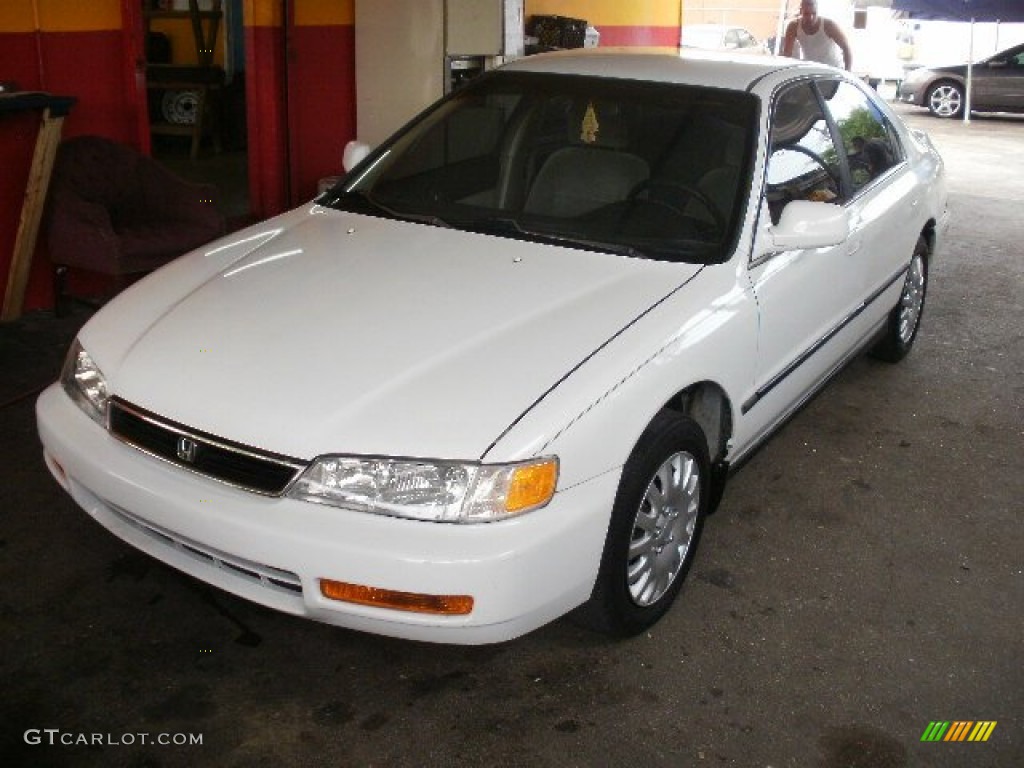 1996 Accord LX Sedan - Frost White / Beige photo #2