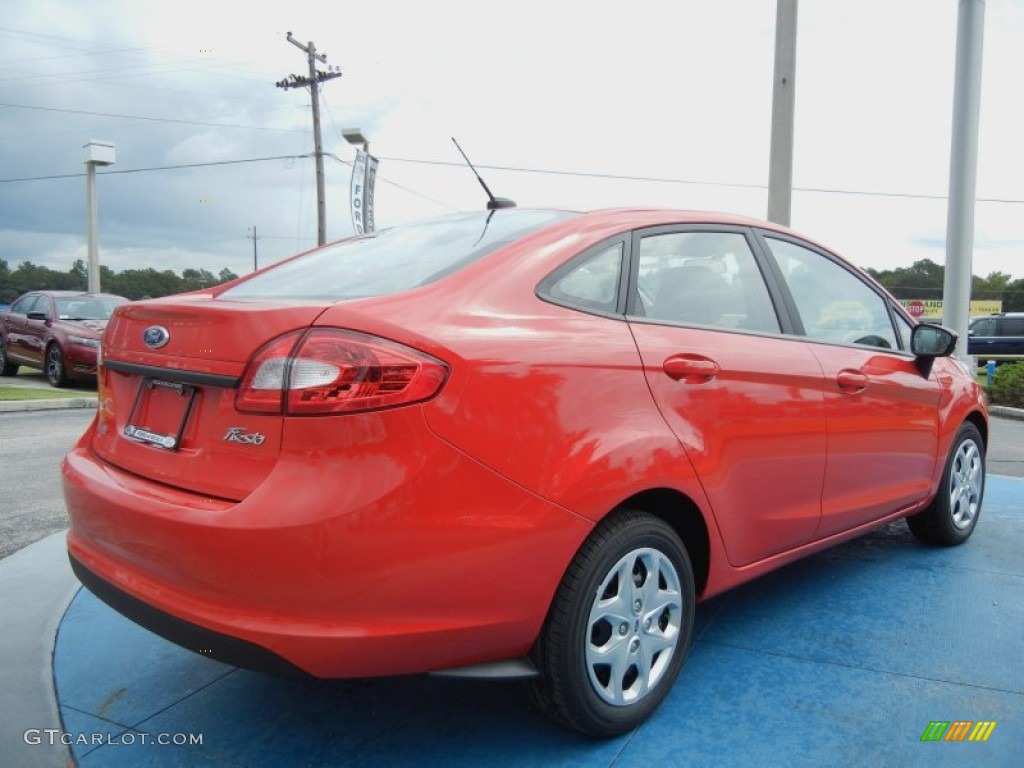 2013 Fiesta SE Sedan - Race Red / Charcoal Black/Light Stone photo #3