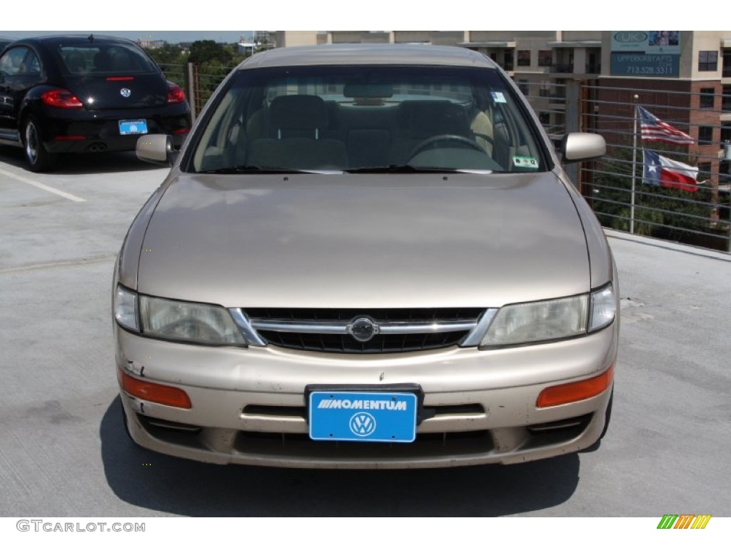 1997 Maxima GXE - Pebble Beige Metallic / Beige photo #2
