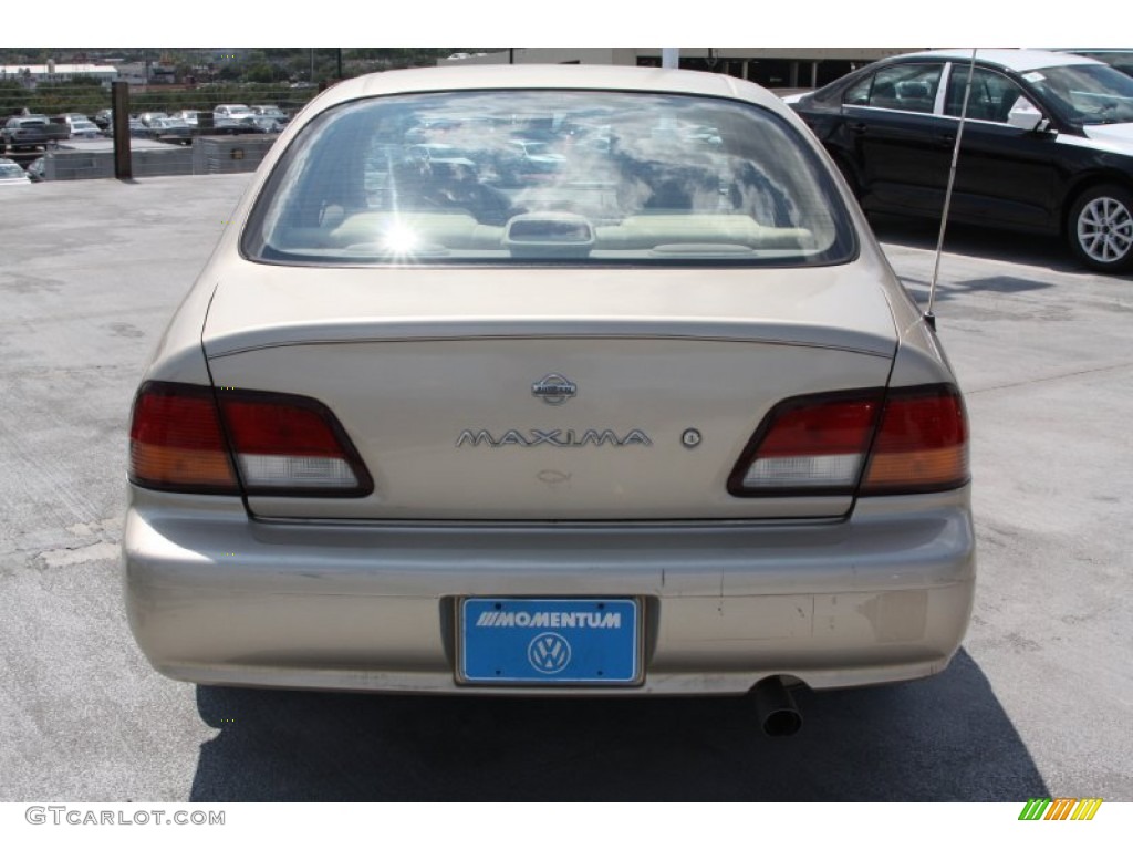 1997 Maxima GXE - Pebble Beige Metallic / Beige photo #4