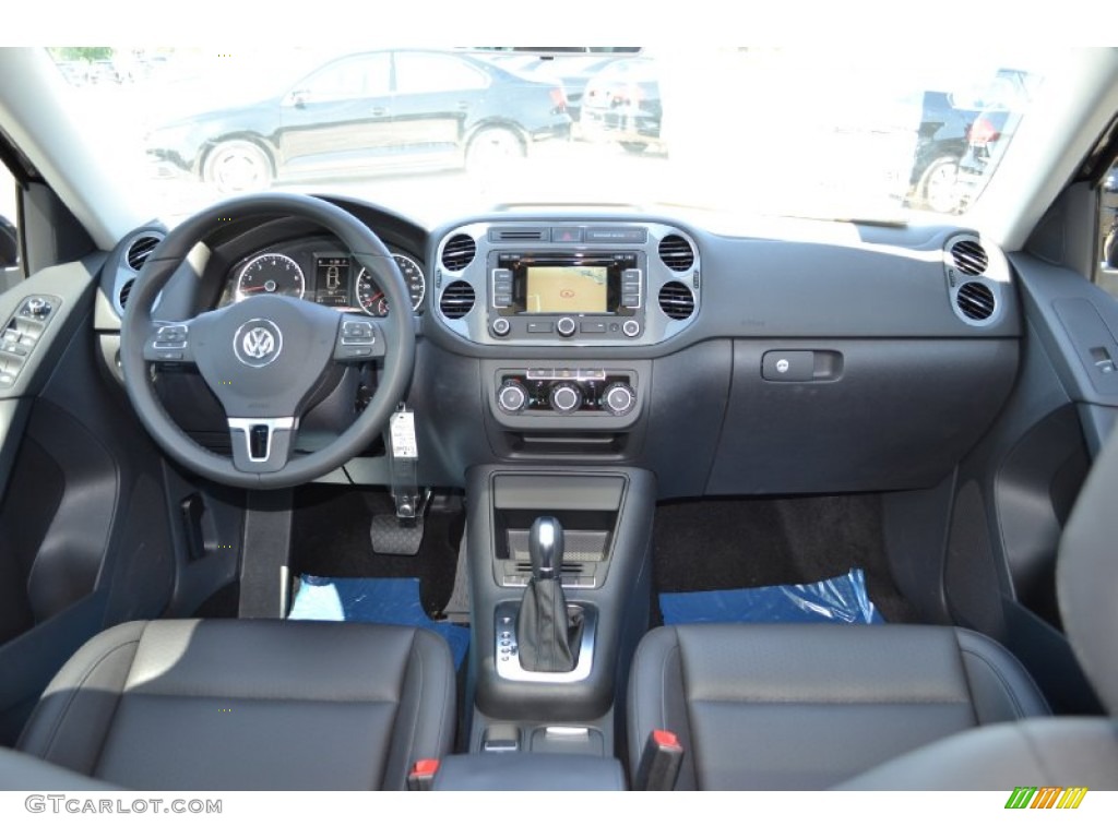 2012 Tiguan SE - Deep Black Metallic / Black photo #5