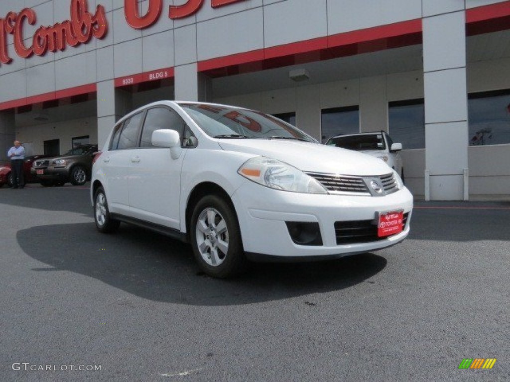 2008 Versa 1.8 SL Hatchback - Fresh Powder White / Charcoal photo #1