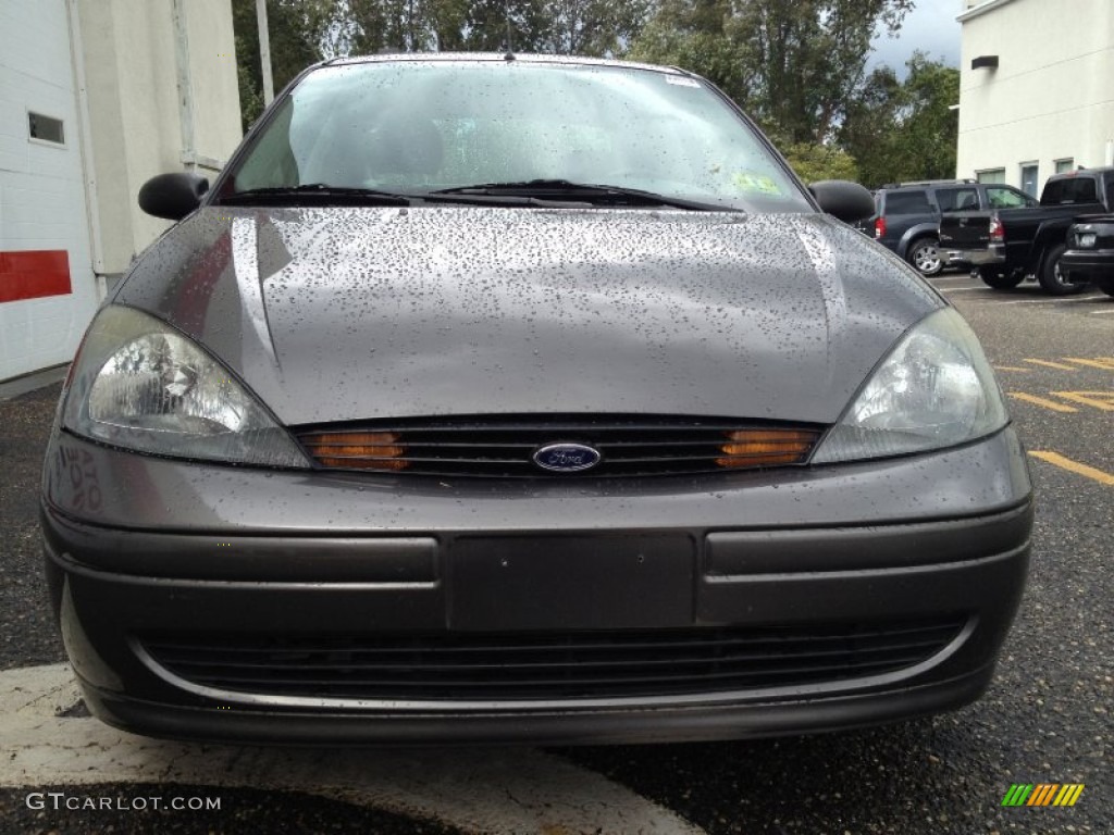 2003 Focus SE Sedan - Liquid Grey Metallic / Medium Graphite photo #2