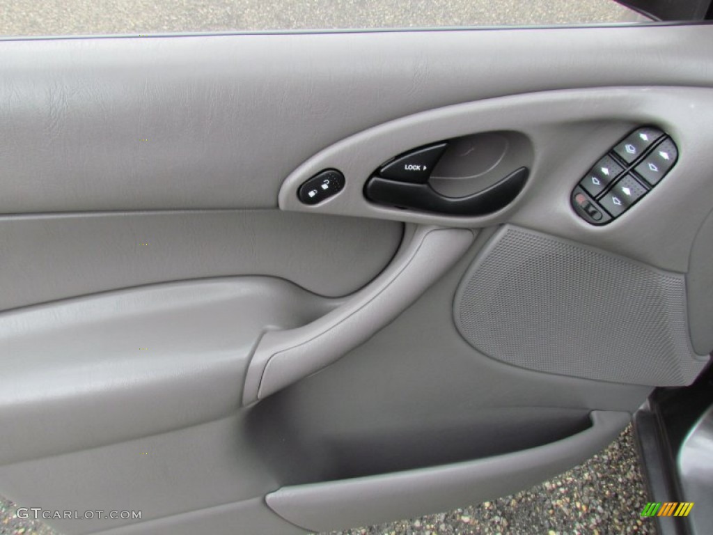 2003 Focus SE Sedan - Liquid Grey Metallic / Medium Graphite photo #8