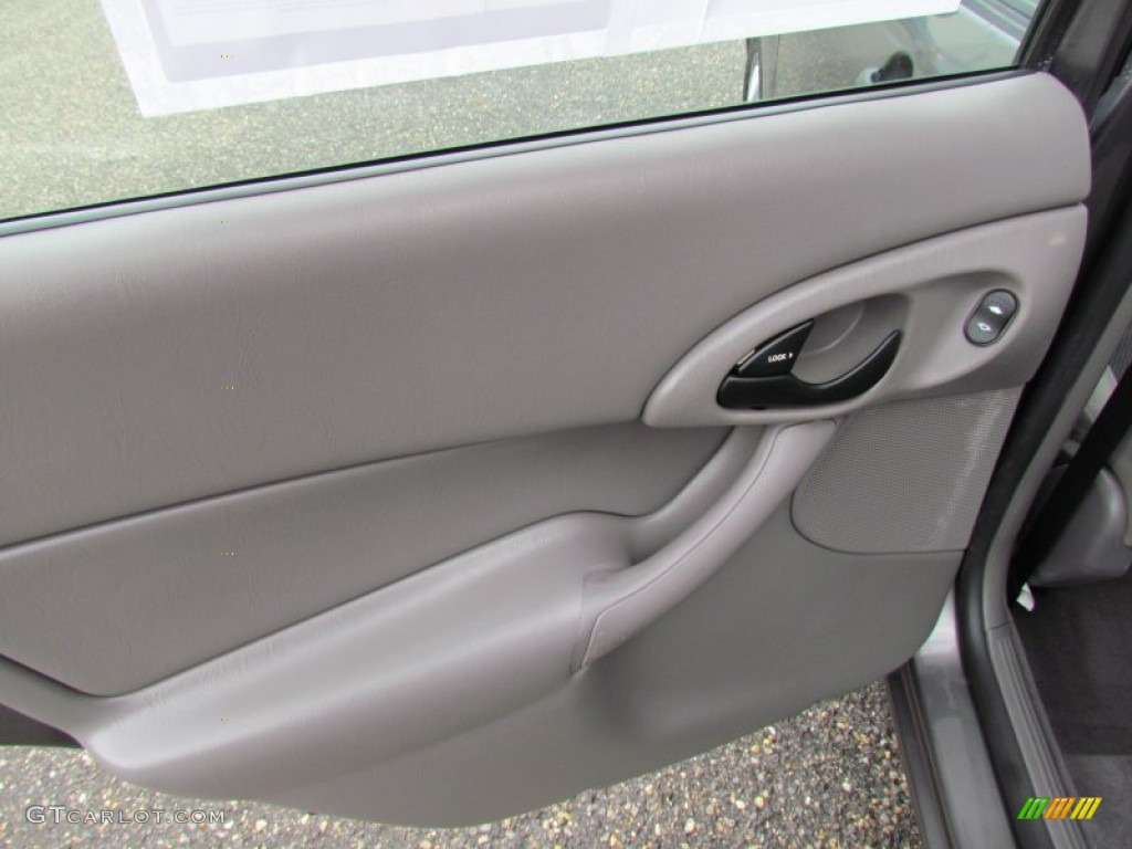 2003 Focus SE Sedan - Liquid Grey Metallic / Medium Graphite photo #16