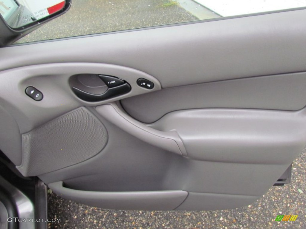 2003 Focus SE Sedan - Liquid Grey Metallic / Medium Graphite photo #23