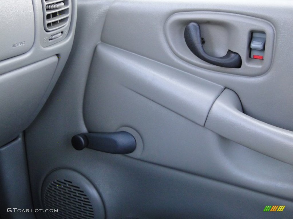 2003 S10 LS Regular Cab - Sandalwood Metallic / Medium Gray photo #19