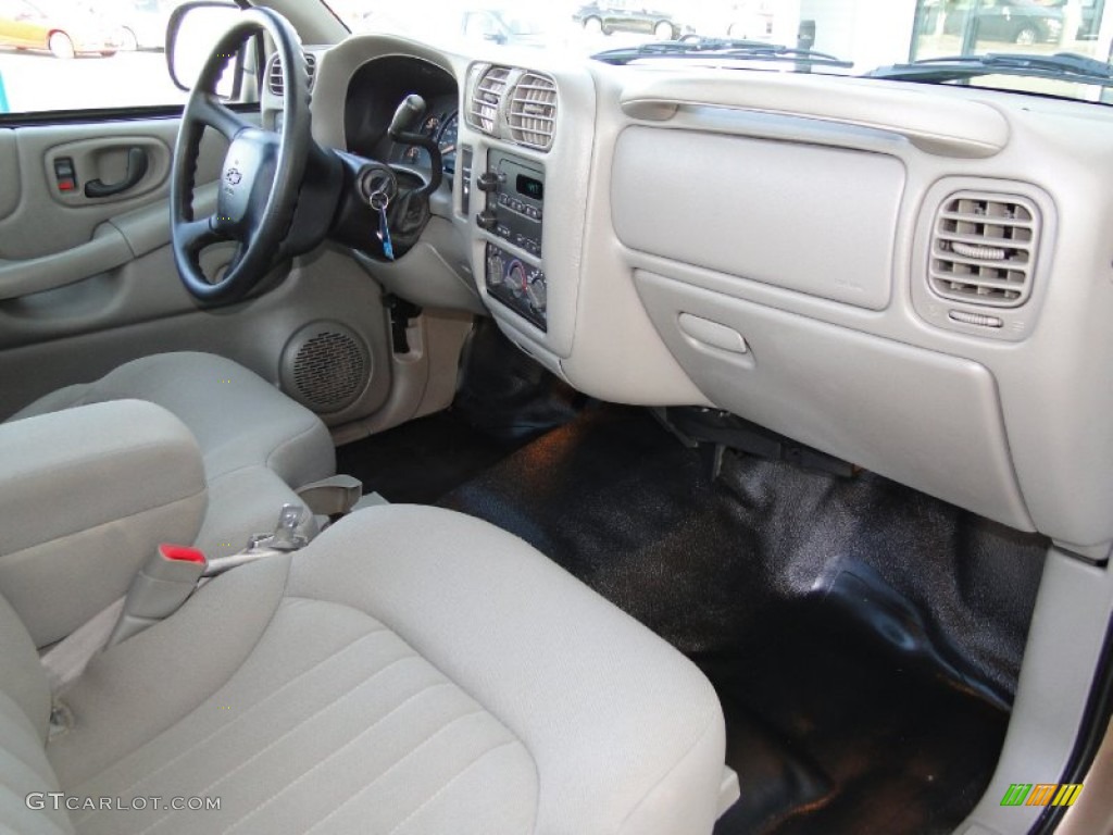 2003 S10 LS Regular Cab - Sandalwood Metallic / Medium Gray photo #21