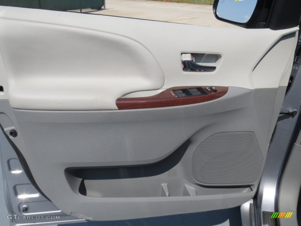 2013 Toyota Sienna XLE Door Panel Photos