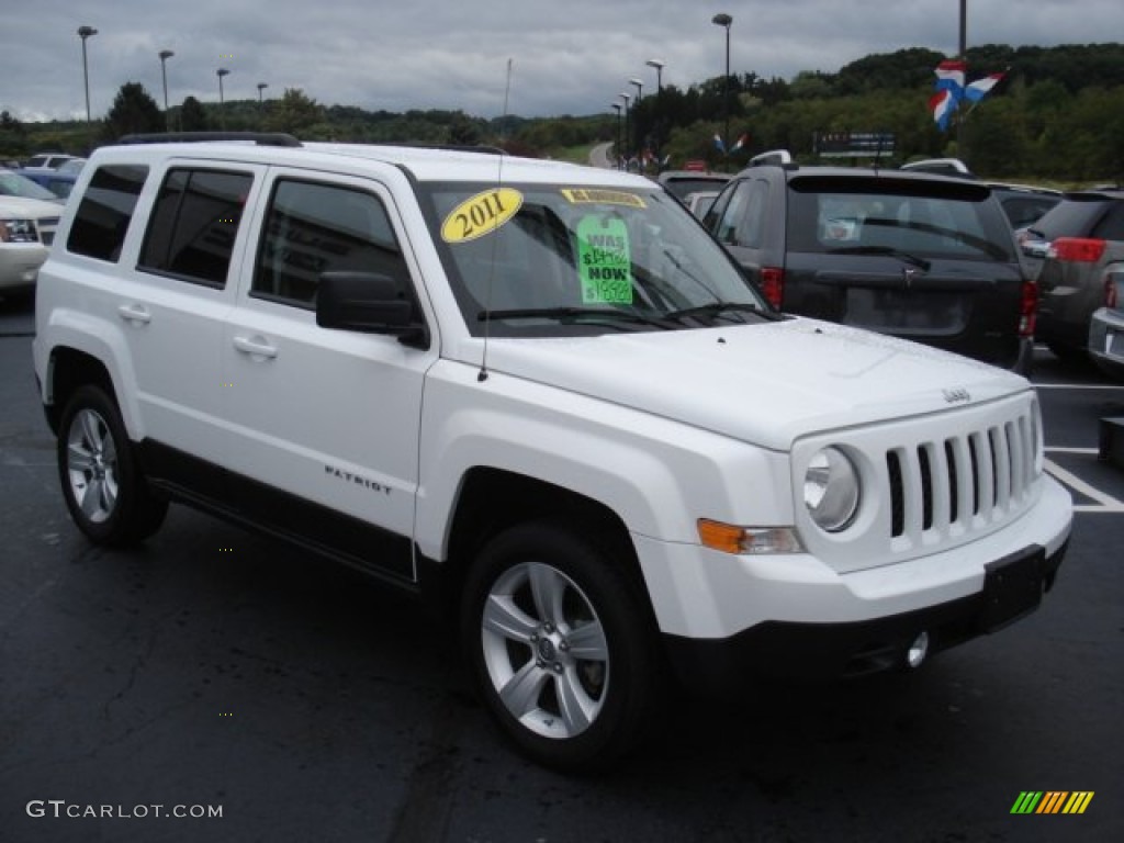 2011 Patriot Latitude 4x4 - Bright White / Dark Slate Gray/Light Pebble photo #4