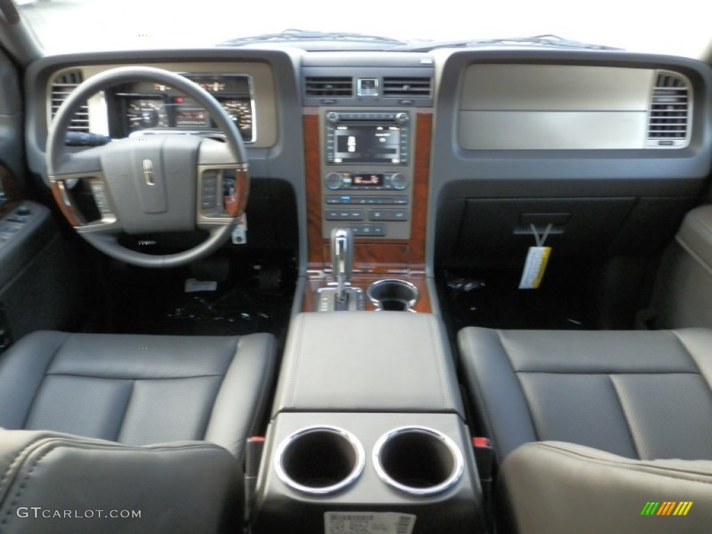 2013 Navigator 4x4 - Tuxedo Black Metallic / Charcoal Black photo #12