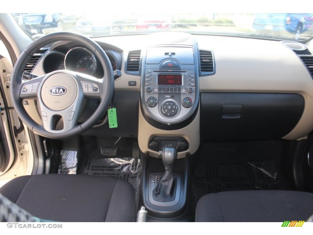 2011 Kia Soul ! Sand/Black Houndstooth Cloth Dashboard Photo #71016701